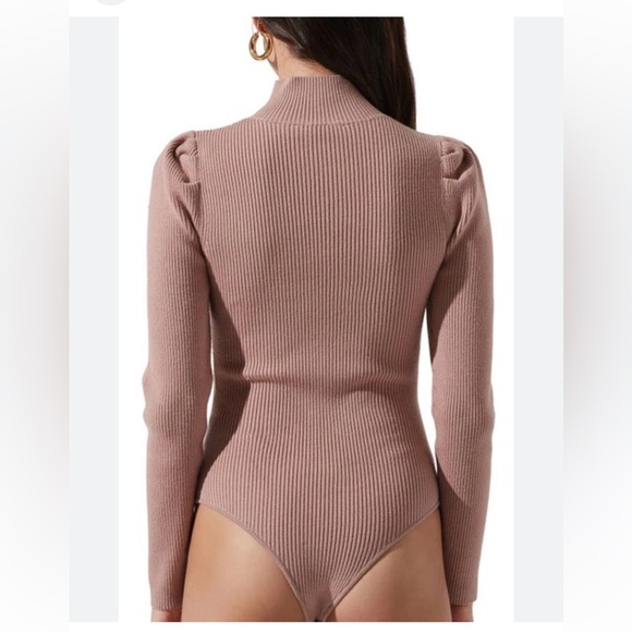 NEW ASTR the Label - Ribbed Thong Bodysuit w/ Cutout & Long Sleeves Size Small - Picture 3 of 7